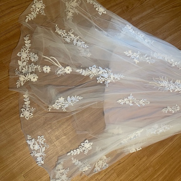 Elegant Lace Wedding Dress - Picture 5 of 9